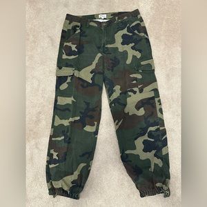 Superdown, US women’s waist 30”, dark green camo print, high waist, cropped pant